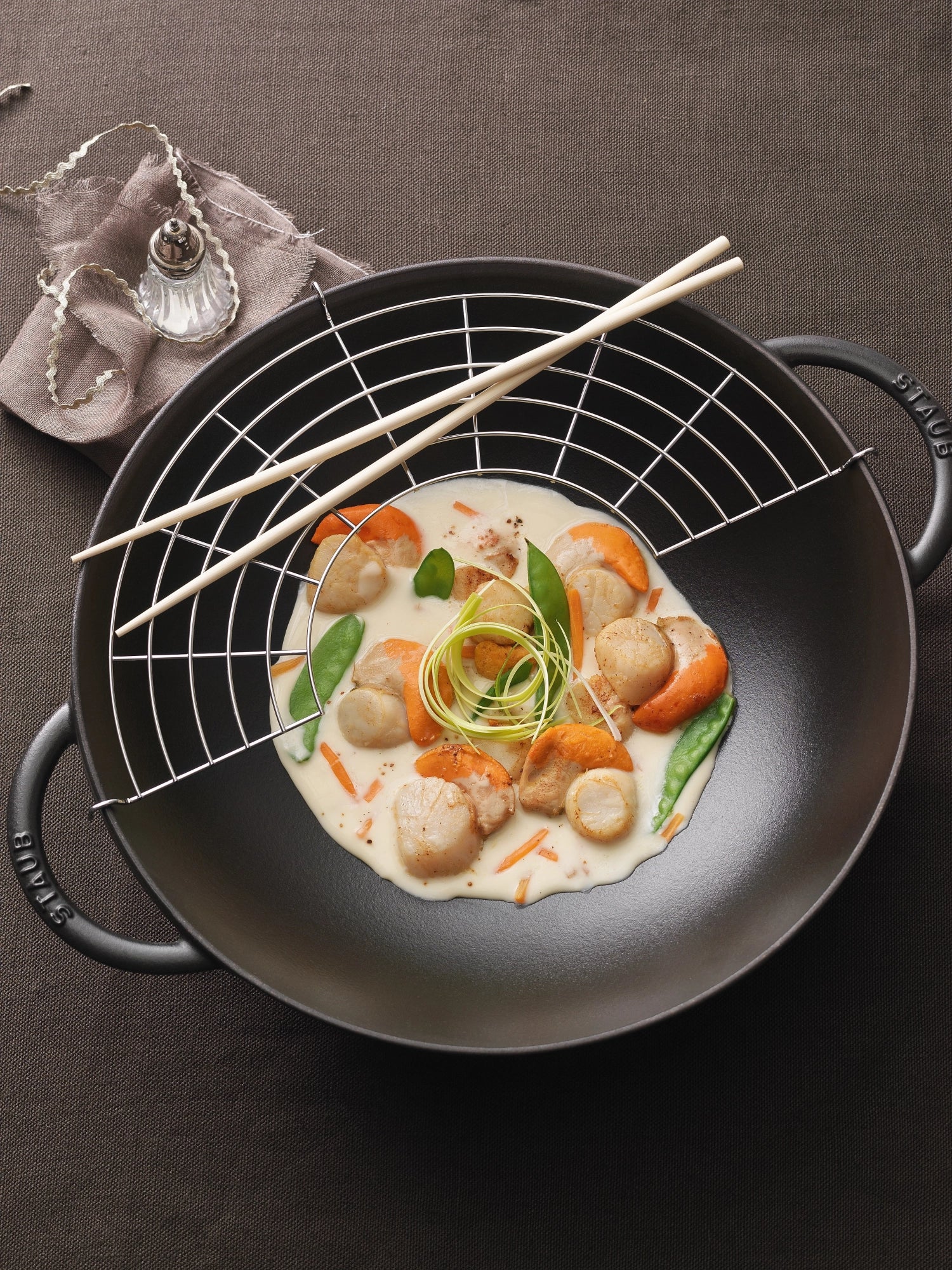 Hochwertiger Wok mit Glasdeckel von Staub, 5.7l, ideal zum Braten und Dämpfen, perfekt für asiatische Gerichte und gesunde Küche.