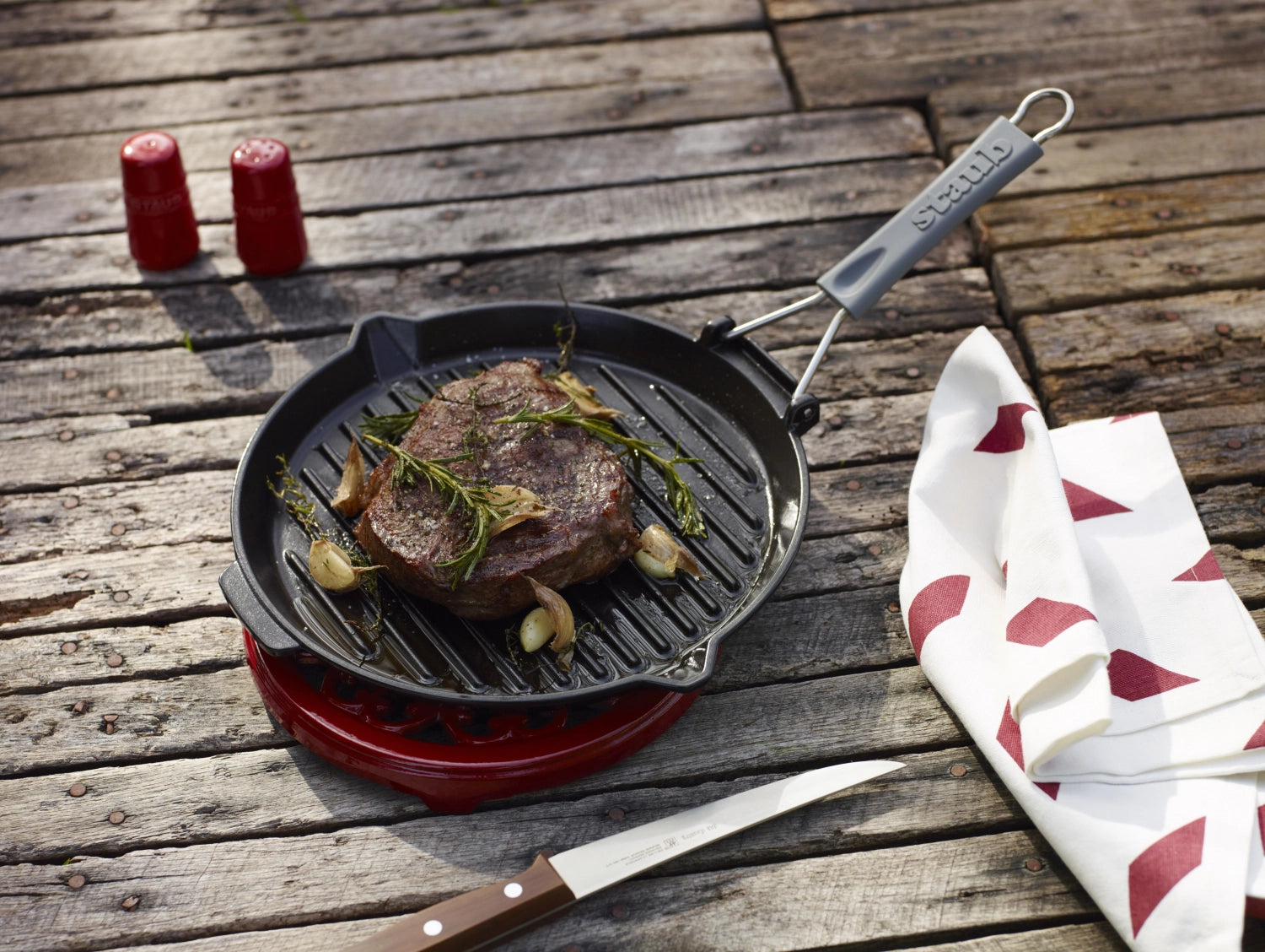 Erleben Sie die runde Grillpfanne von Staub – perfektes Gusseisen für saftige Grillergebnisse, optimale Wärmeverteilung und mühelose Reinigung.