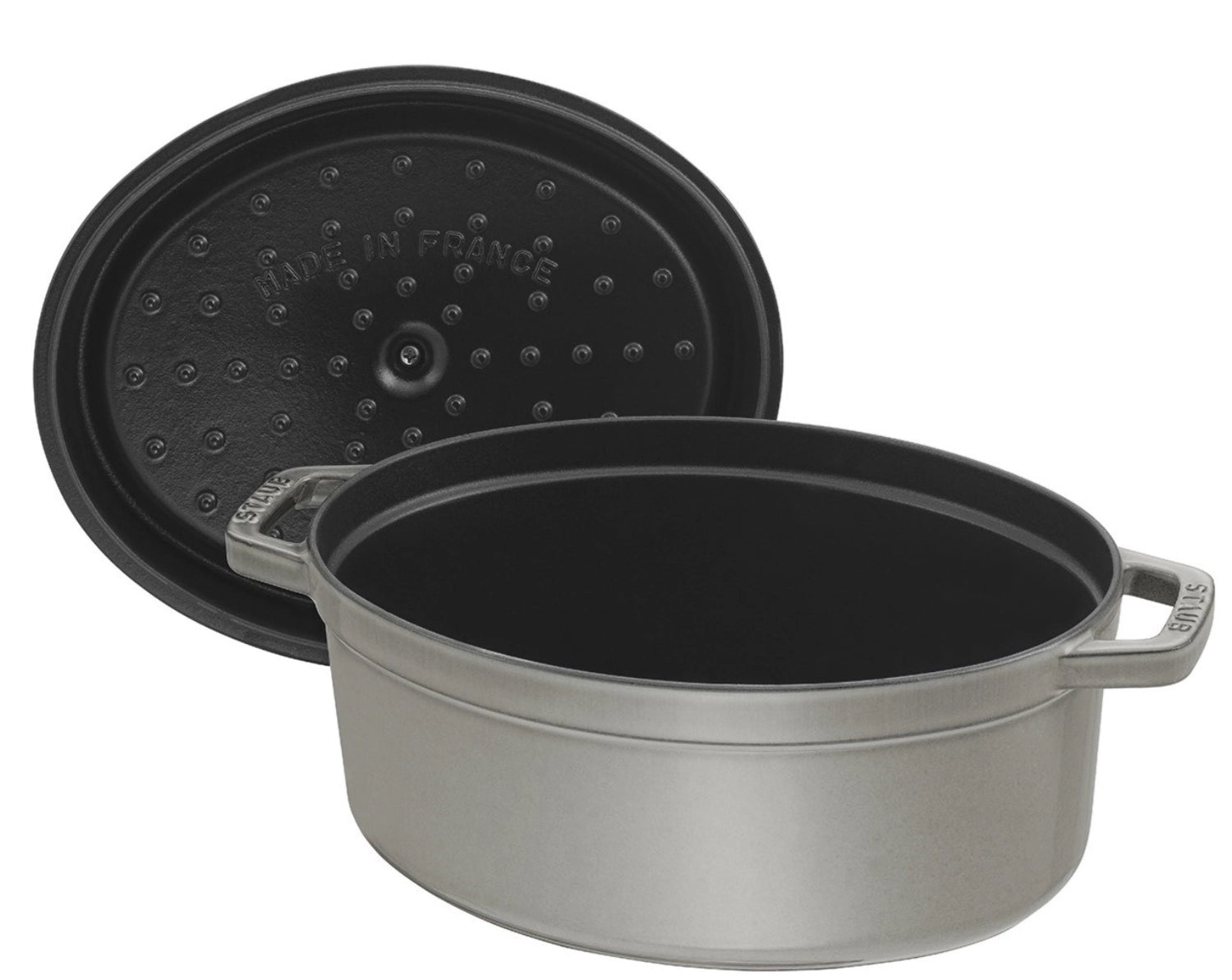 Elegante ovale Cocotte von Staub mit 1,0 l Fassungsvermögen, perfekt für schmackhafte Gerichte und stilvolles Servieren.