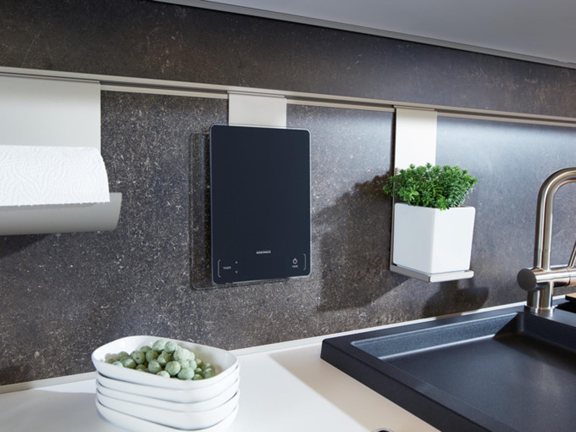 Die SOEHNLE Page Profi 100 Küchenwaage wiegt bis 15 kg präzise, mit kratzfester Glasfläche, LCD-Display und kompakter Bauweise.