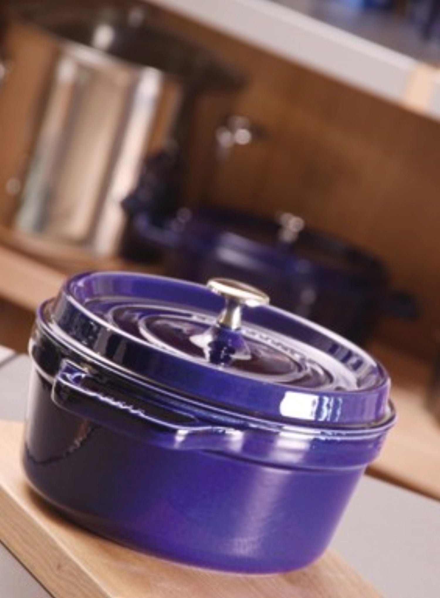 Dunkelblaue Cocotte von Staub, 26 cm rund, aus Gusseisen mit 5.25l Volumen, ideal für schmackhafte Gerichte und stilvolle Präsentation.