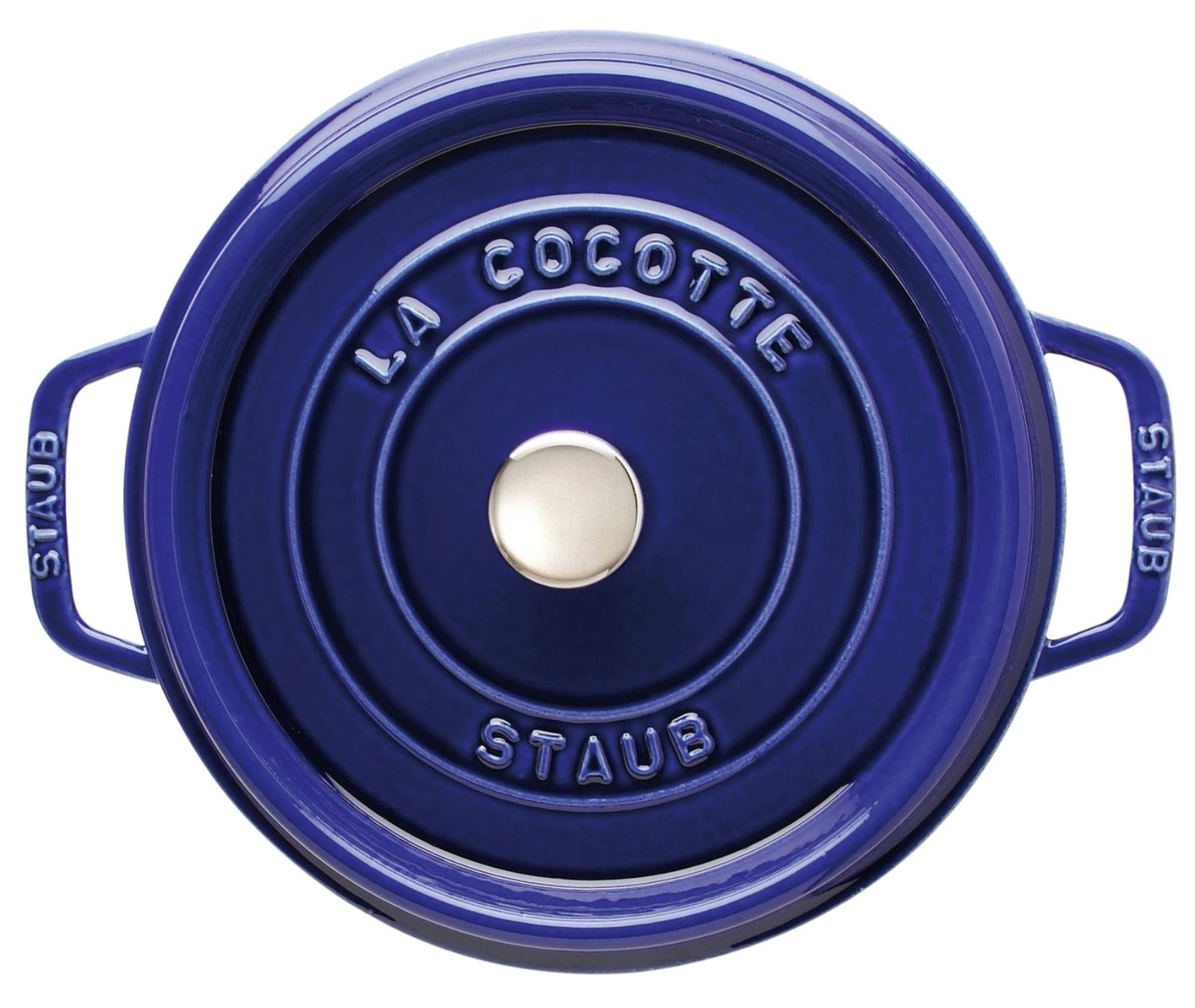 Entdecken Sie die vielseitige Cocotte von Staub: 28 cm, dunkelblau, 6.7l. Ideal für köstliche Gerichte, mit hervorragender Wärmespeicherung und einfacher Reinigung.