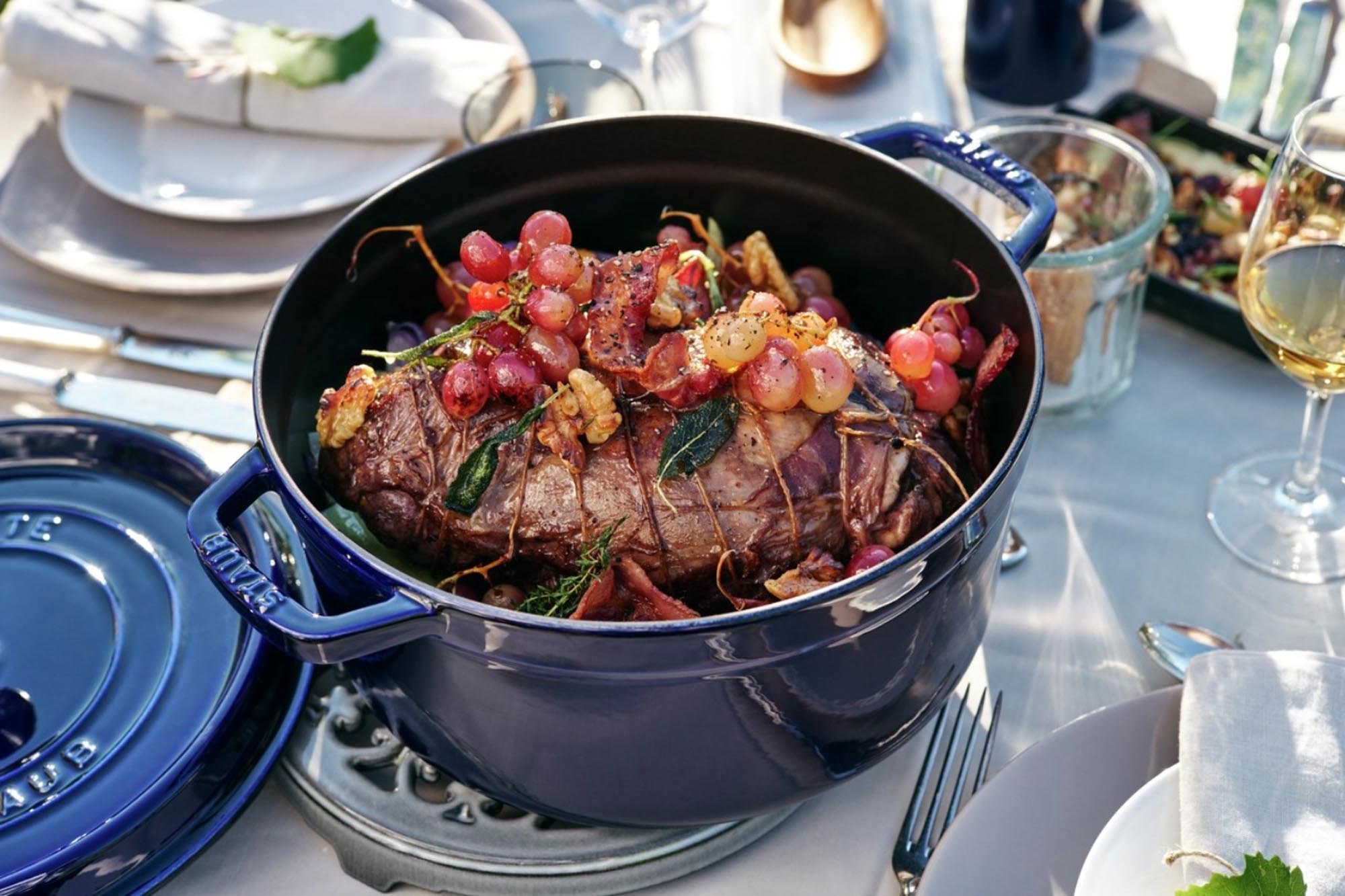 Erleben Sie die elegante Cocotte von Staub: 28 cm, dunkelblau, 6.7l. Perfekt für Eintöpfe und Aufläufe, mit optimaler Wärmeverteilung und pflegeleichter Emaille.