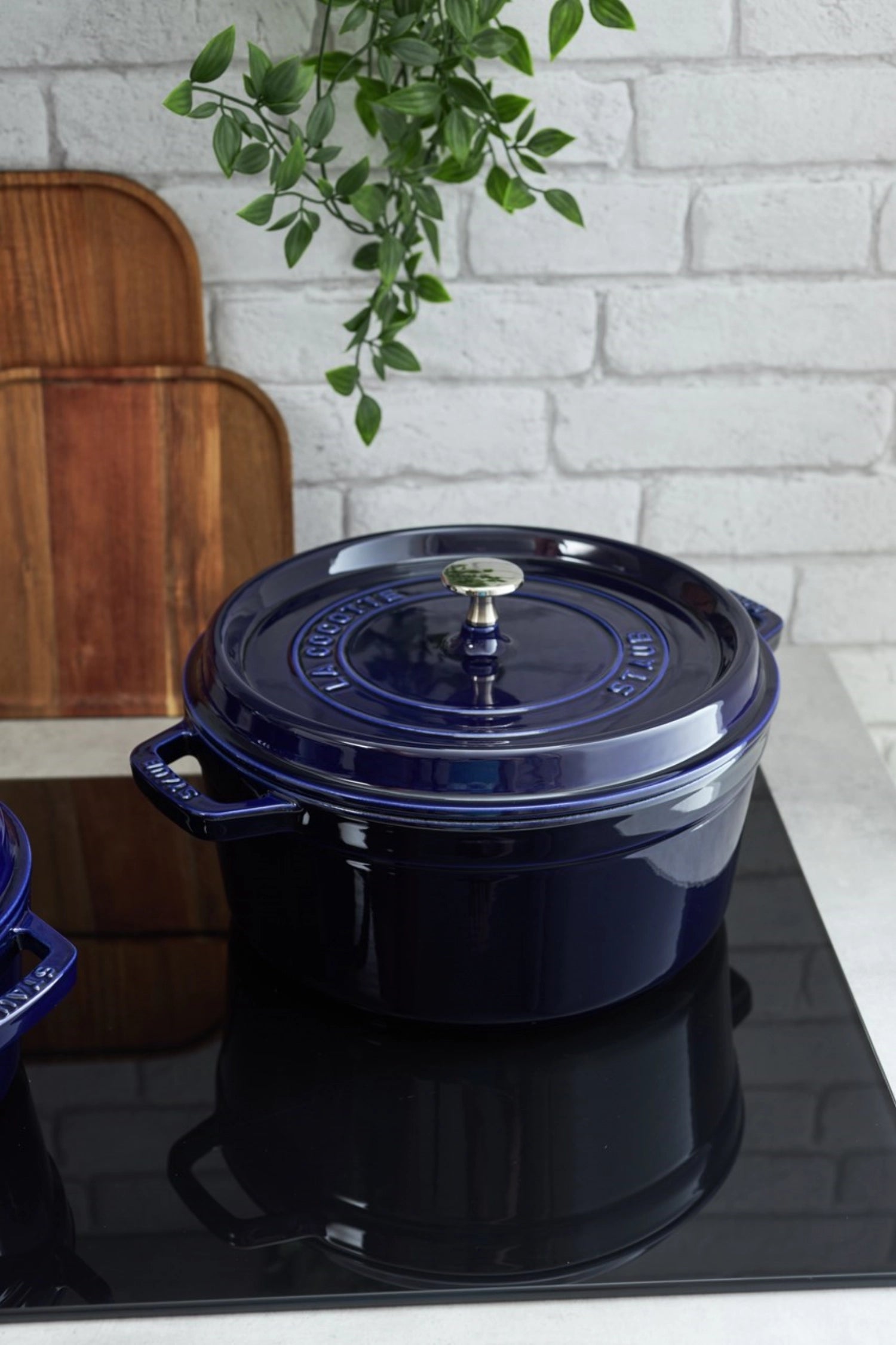 Runde Cocotte in elegantem Dunkelblau, 28 cm Durchmesser, aus robustem Gusseisen, perfekt für köstliche Rezepte und ansprechende Serviermöglichkeiten.