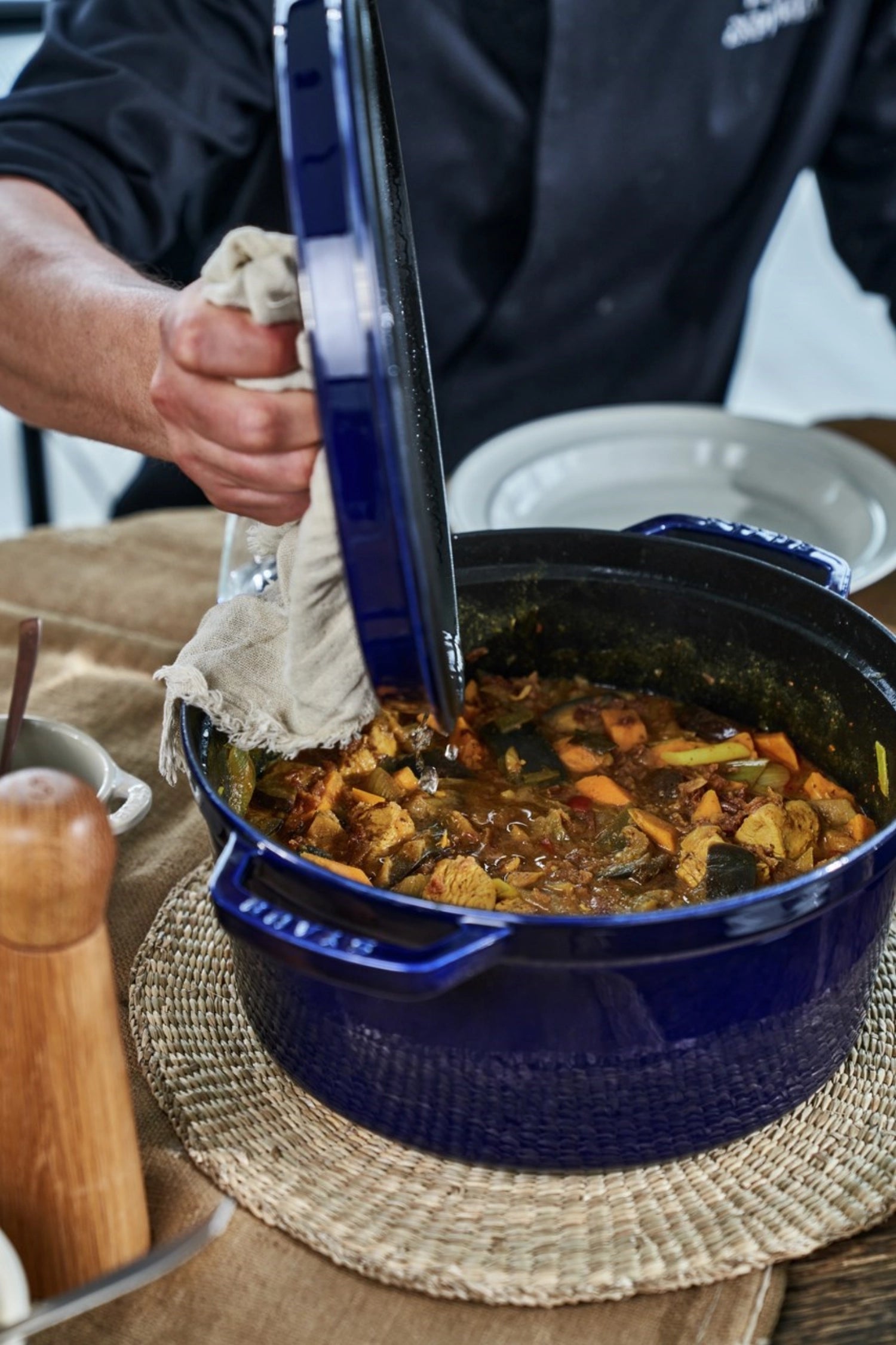 Dunkelblaue Cocotte aus Gusseisen mit 28 cm Durchmesser und 6,7 l Volumen, ideal für schmackhafte Gerichte und stilvolles Servieren.