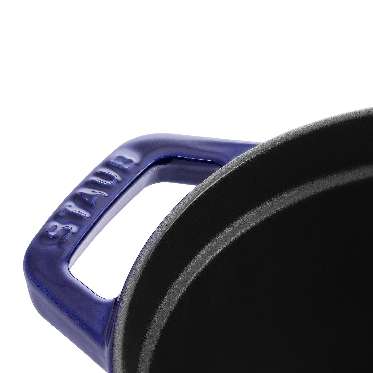 Elegante ovale Cocotte von Staub mit 6,7 Litern, perfekt für die Zubereitung und Präsentation von herzhaften Speisen.