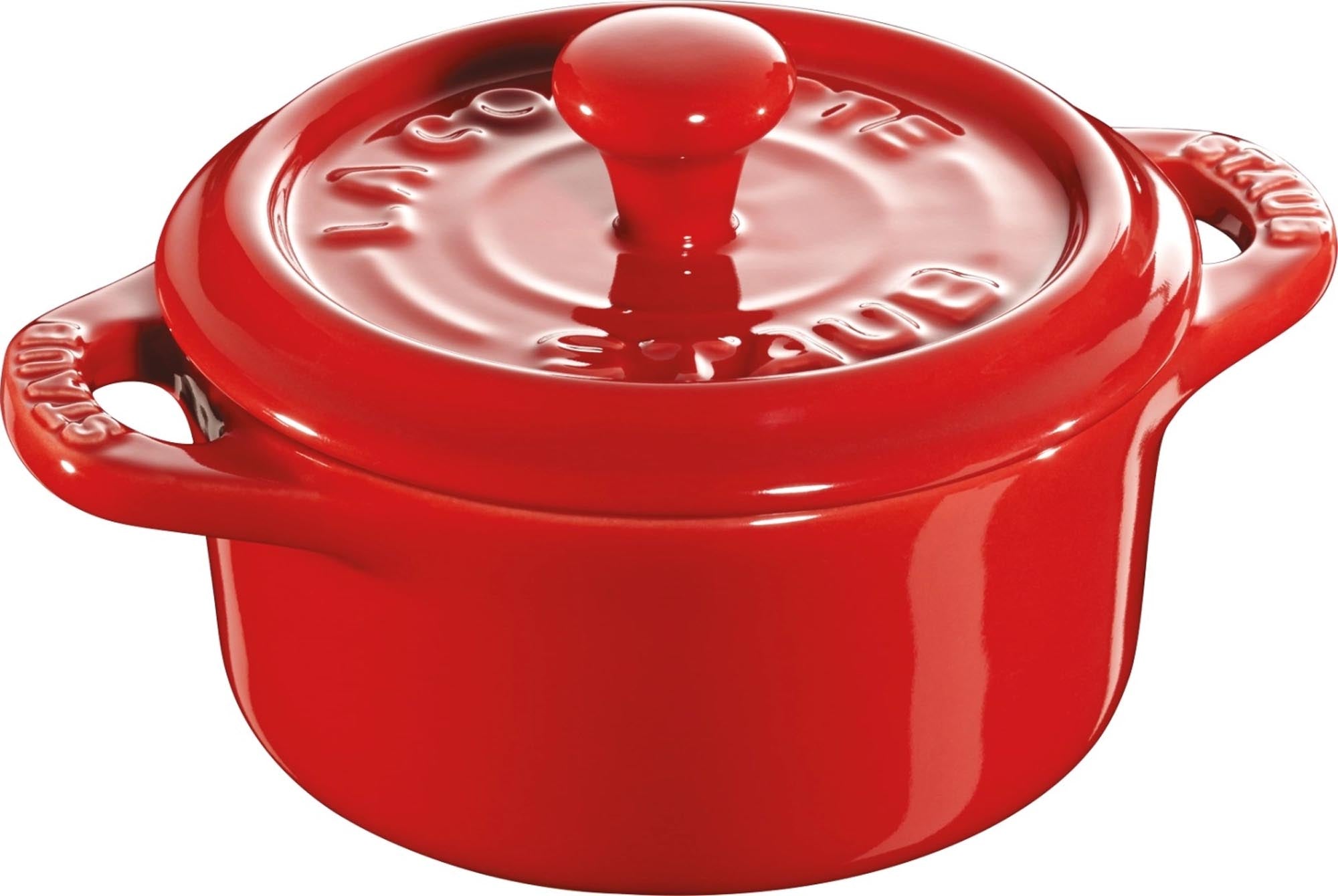 Die kirschrote Staub Mini Cocotte (Ø10 cm, 0,2l) ist ideal für kleine Portionen. Hochwertige Keramik sorgt für gleichmässiges Garen.