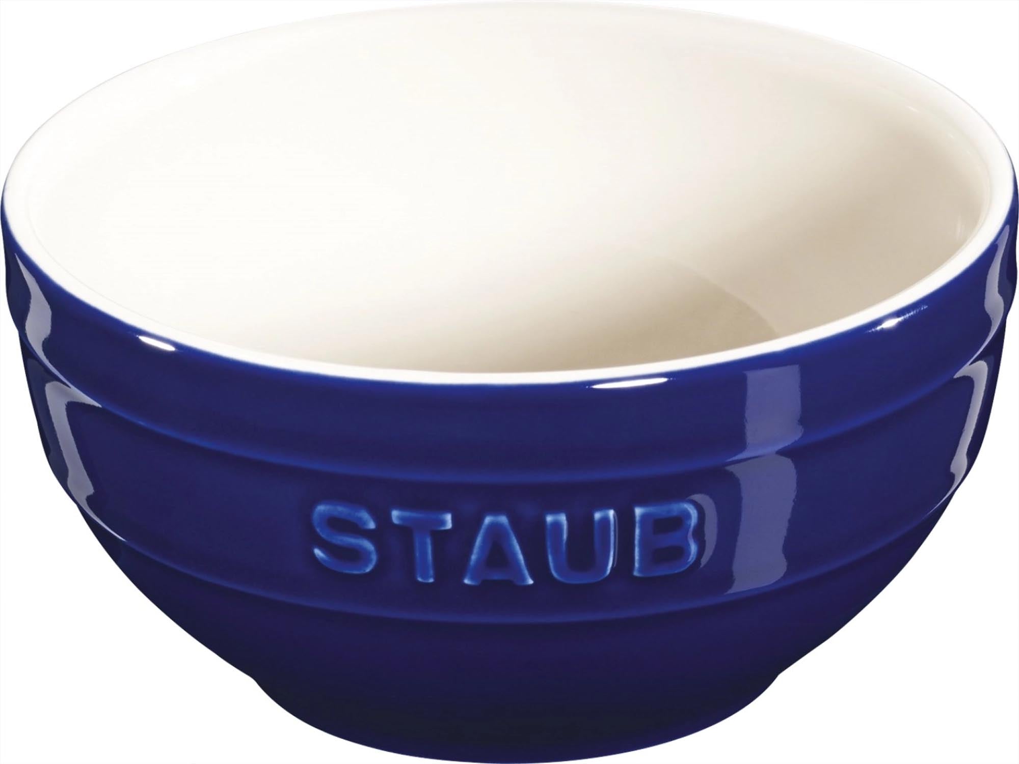 Entdecken Sie die elegante dunkelblaue Keramik Schüssel von Staub (0,4l, Ø12 cm) – ideal für Snacks, Beilagen und stilvolle Tischdekoration.