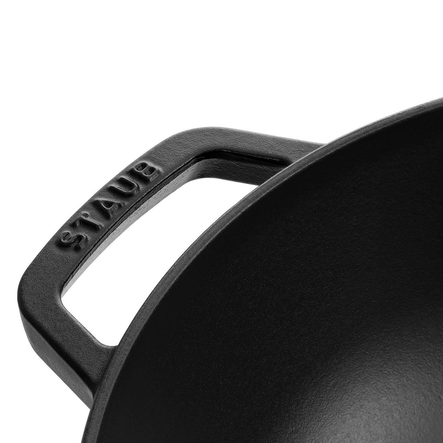 Eleganter Wok mit 4,4 l Fassungsvermögen und robustem Glasdeckel von Staub, ideal für kreative Kochabenteuer und gesunde Gerichte.