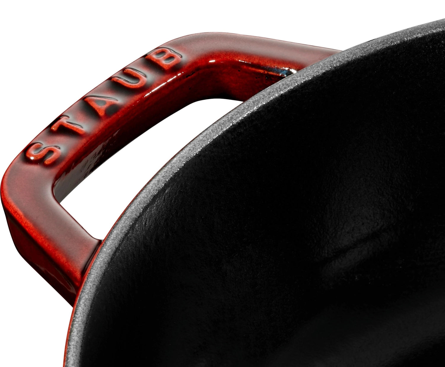 Entdecken Sie die hochwertige Schmorpfanne Chistera 28 cm in Bordeaux von Staub. Ideal für gleichmäßiges Garen und stilvolles Kochen.