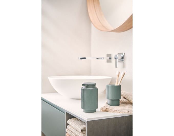 Staub Bratpfanne: Robuster Holzgriff, ideale Wärmeleitung.