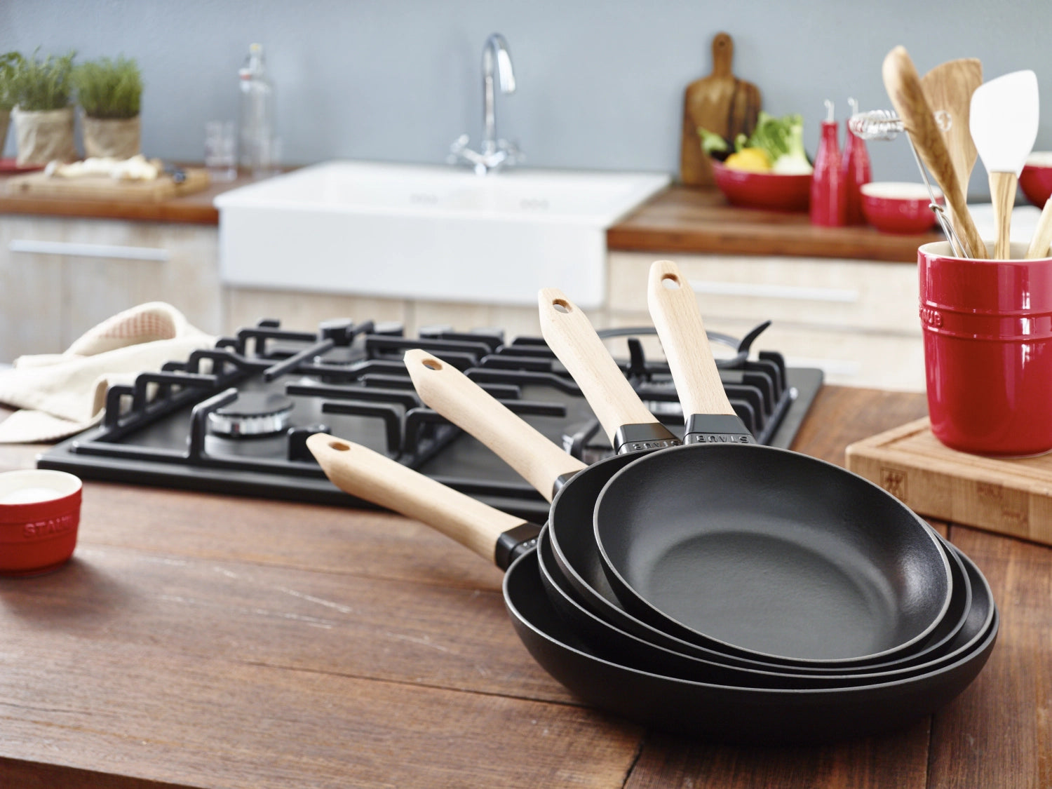 Poêle à frire avec poignée en bois