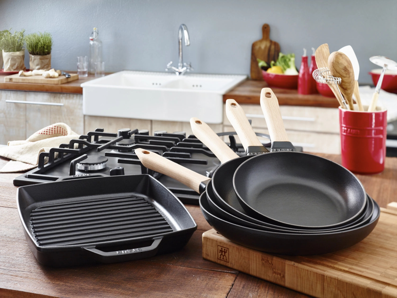 Poêle à frire avec poignée en bois