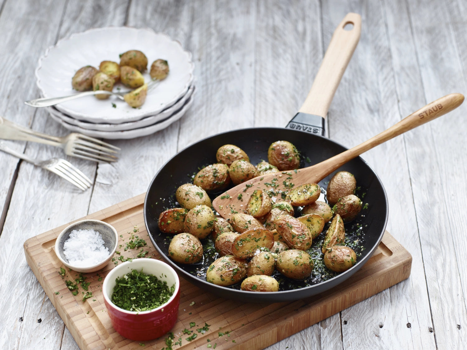 Erleben Sie die Staub Bratpfanne mit Holzgriff: Robustes Gusseisen, optimale Wärmeverteilung und stilvolles Design für perfekte Bratergebnisse.