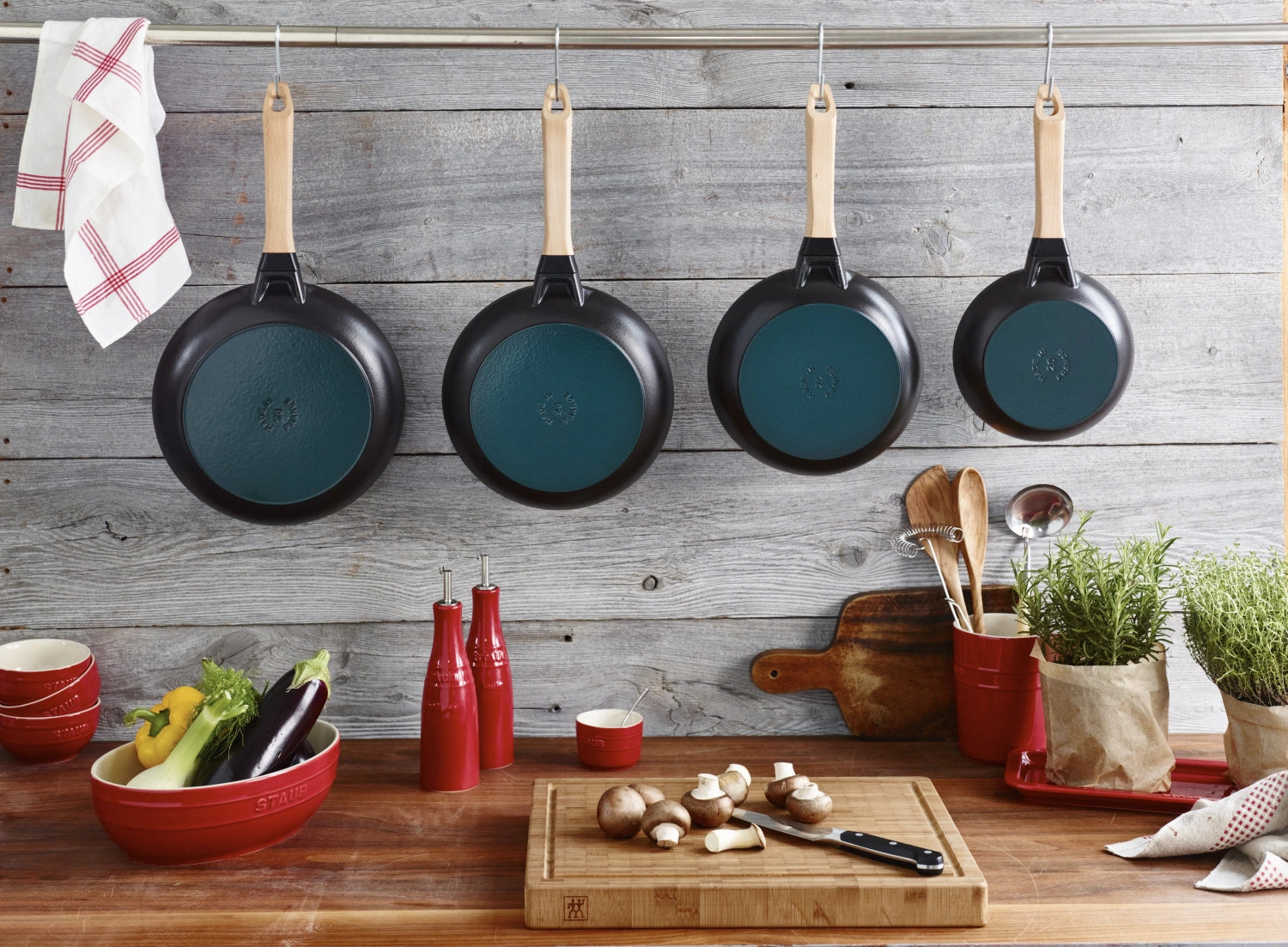 Poêle à frire avec poignée en bois