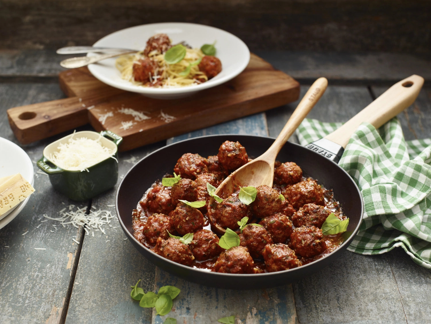 Poêle à frire avec poignée en bois