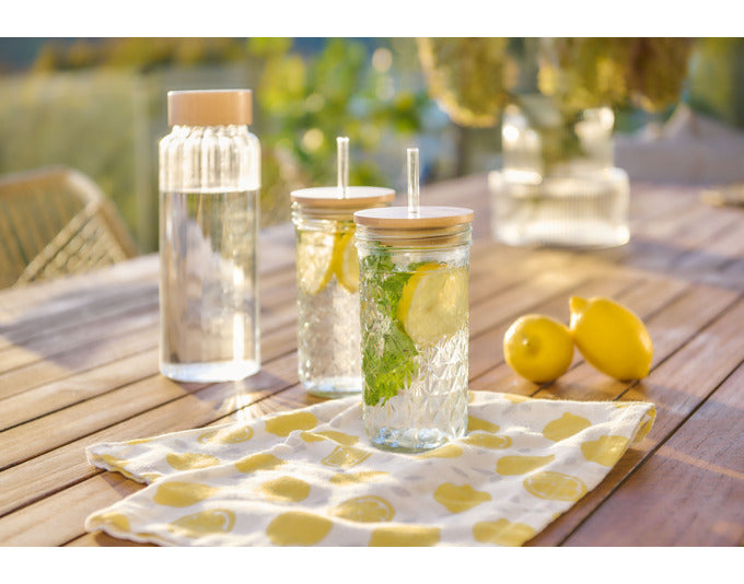 Stilvolles Trinkglas mit Bambusdeckel und Glastrinkhalm, ideal für Smoothies und Säfte. Nachhaltig und modern.