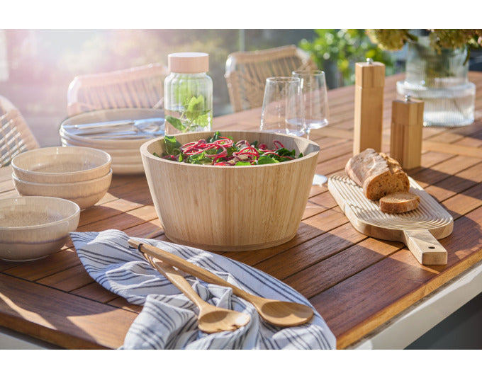 Elegantes Schneidebrett aus robustem Gummibaumholz, 50.8x16x2 cm, mit Griffen und Streifen-Design, ideal für alle Schneidarbeiten.