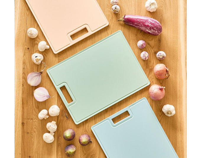 ZELLER Schneidbrett Kunststoff puder 38x28x0.85 cm in präsentiert im Onlineshop von KAQTU Design AG. Schneidbrett ist von ZELLER PRESENT