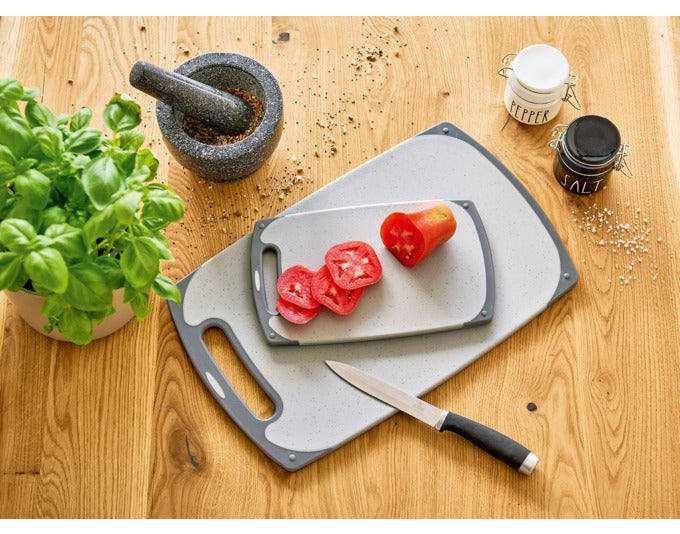 Robustes, hygienisches Schneidbrett aus Kunststoff (40.3x24.3x0.9cm) von ZELLER PRESENT, ideal für vielseitige Küchenanwendungen.