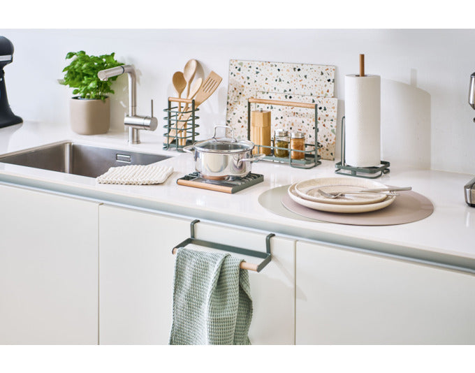 Stilvoller Küchenrollenhalter aus Metall/Buche, 13x13x35 cm, von ZELLER PRESENT – praktisch, elegant und langlebig.