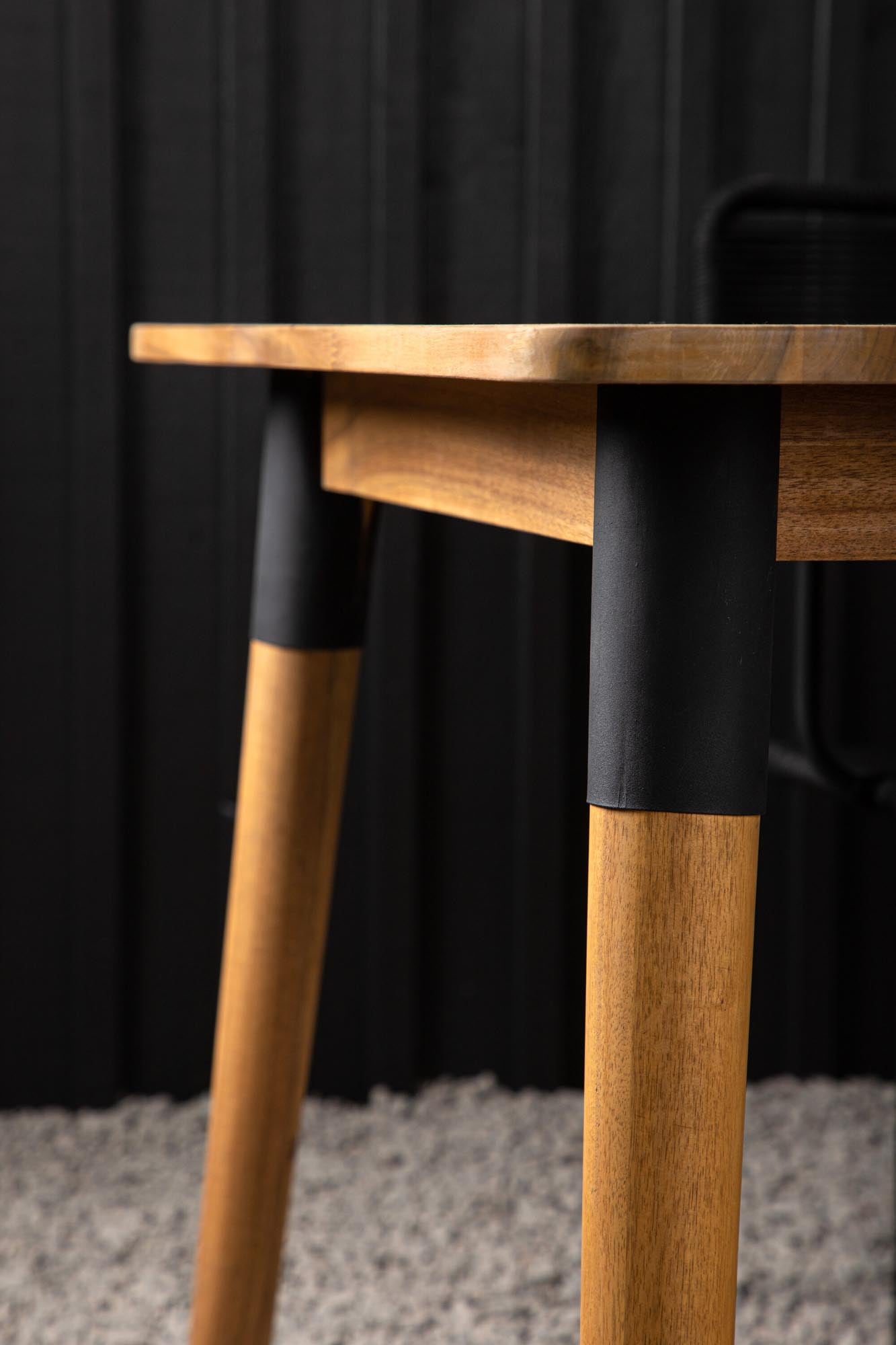 Stilvoller Julian Gartentisch von Venture Home aus robustem Akazienholz – ideal für gesellige Abende im Freien und unvergessliche Momente.