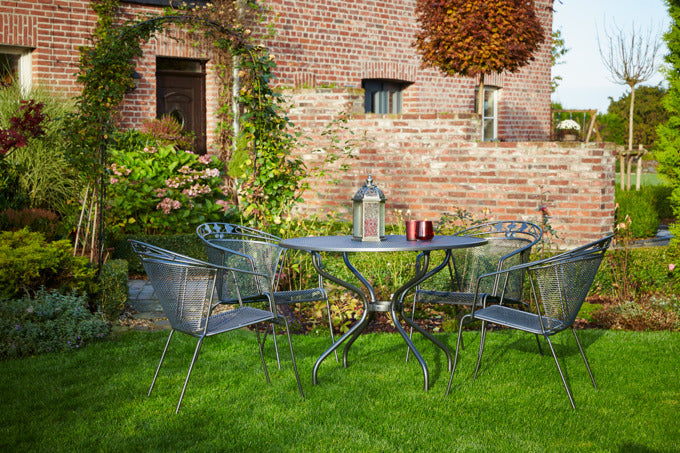 Eleganter, grauer Gartensessel von MWH ORIGINAL: robust, wetterfest, mit ergonomischen Armlehnen für höchsten Komfort.