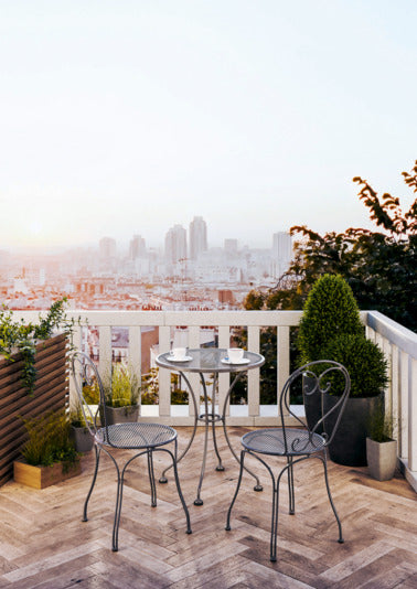 Eleganter, robuster Caffeo Sessel aus Streckmetall von MWH ORIGINAL: Komfort, Langlebigkeit, wetterfest, pflegeleicht.