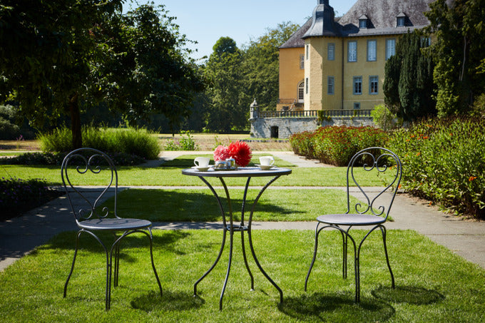 Der Caffeo Streckmetall Tisch von MWH: robust, wetterbeständig, pflegeleicht. Ideal für Terrasse, Garten oder Balkon. Elegantes Design.