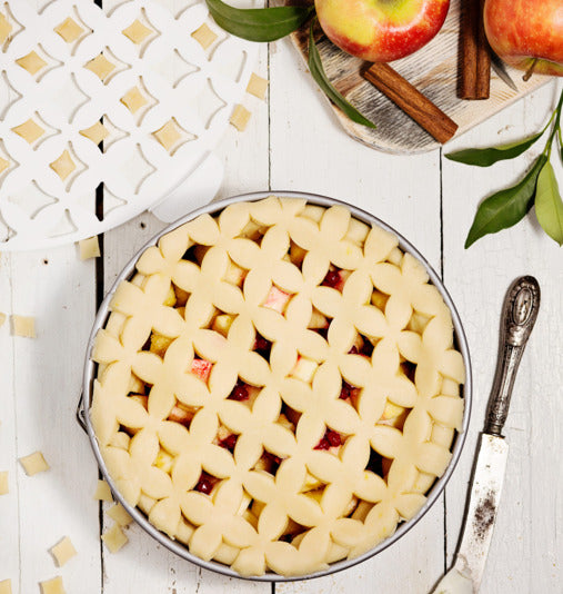 Gestalten Sie mit der DECORA Deko-Gitterstanze für Tartes und Linzertorten (ø 30 cm) wunderschöne Herzmuster. Ideal für kreative Backprojekte!