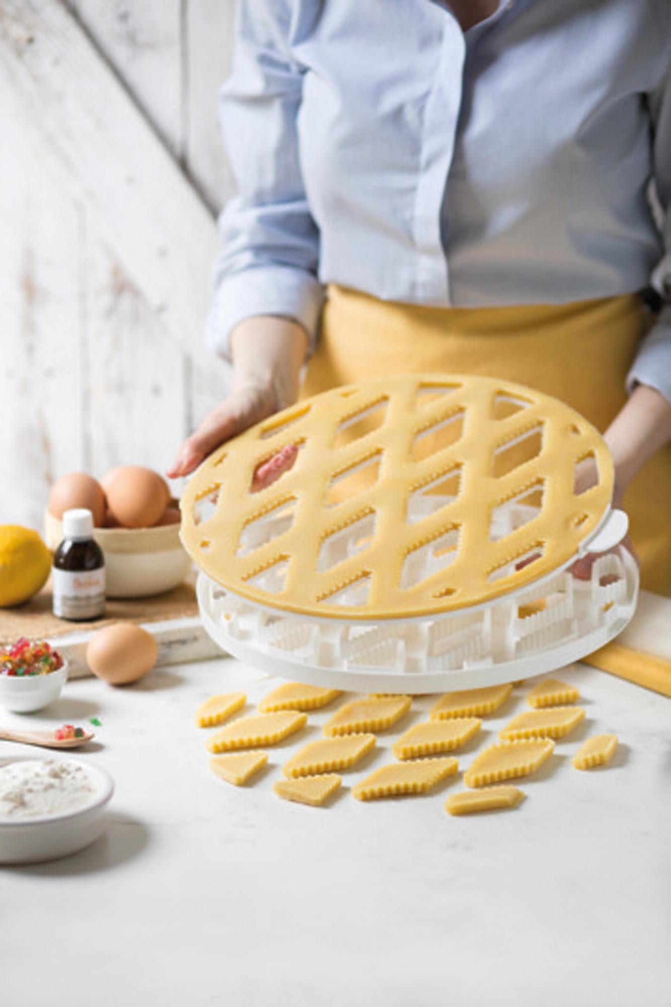 Deko-Gitterstanze ø 30 cm von DECORA: Perfekte Herzmuster für Tartes & Linzertorten. Spülmaschinenfest, einfach zu reinigen.