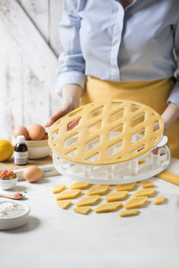 Deko-Gitterstanze ø 30 cm von DECORA: Perfekte Herzmuster für Tartes & Linzertorten. Spülmaschinenfest, einfach zu reinigen.
