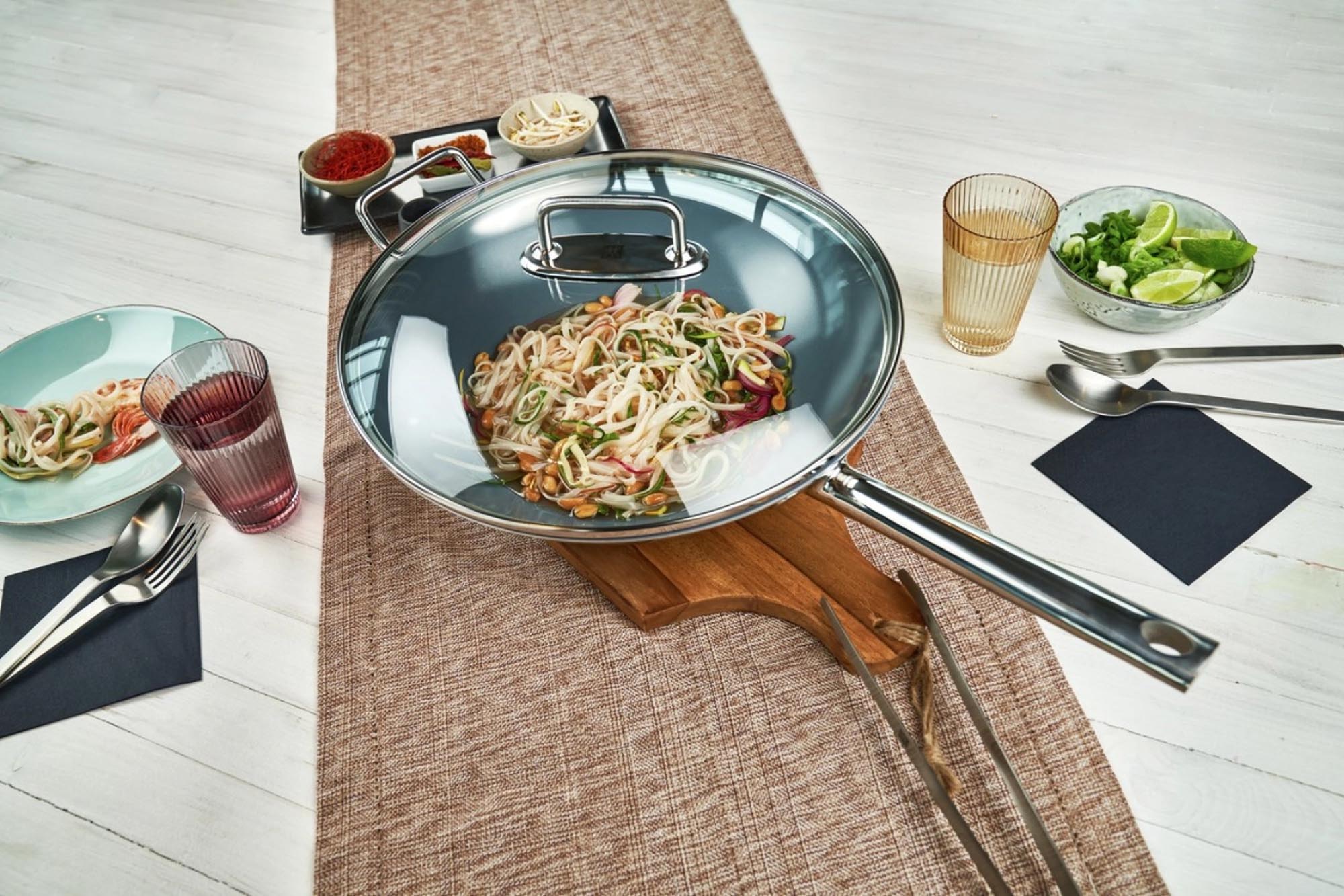 Erleben Sie den Zwilling Plus Wok mit 32 cm Durchmesser – ideal für vielseitige Gerichte und gesundes Kochen in der modernen Küche.