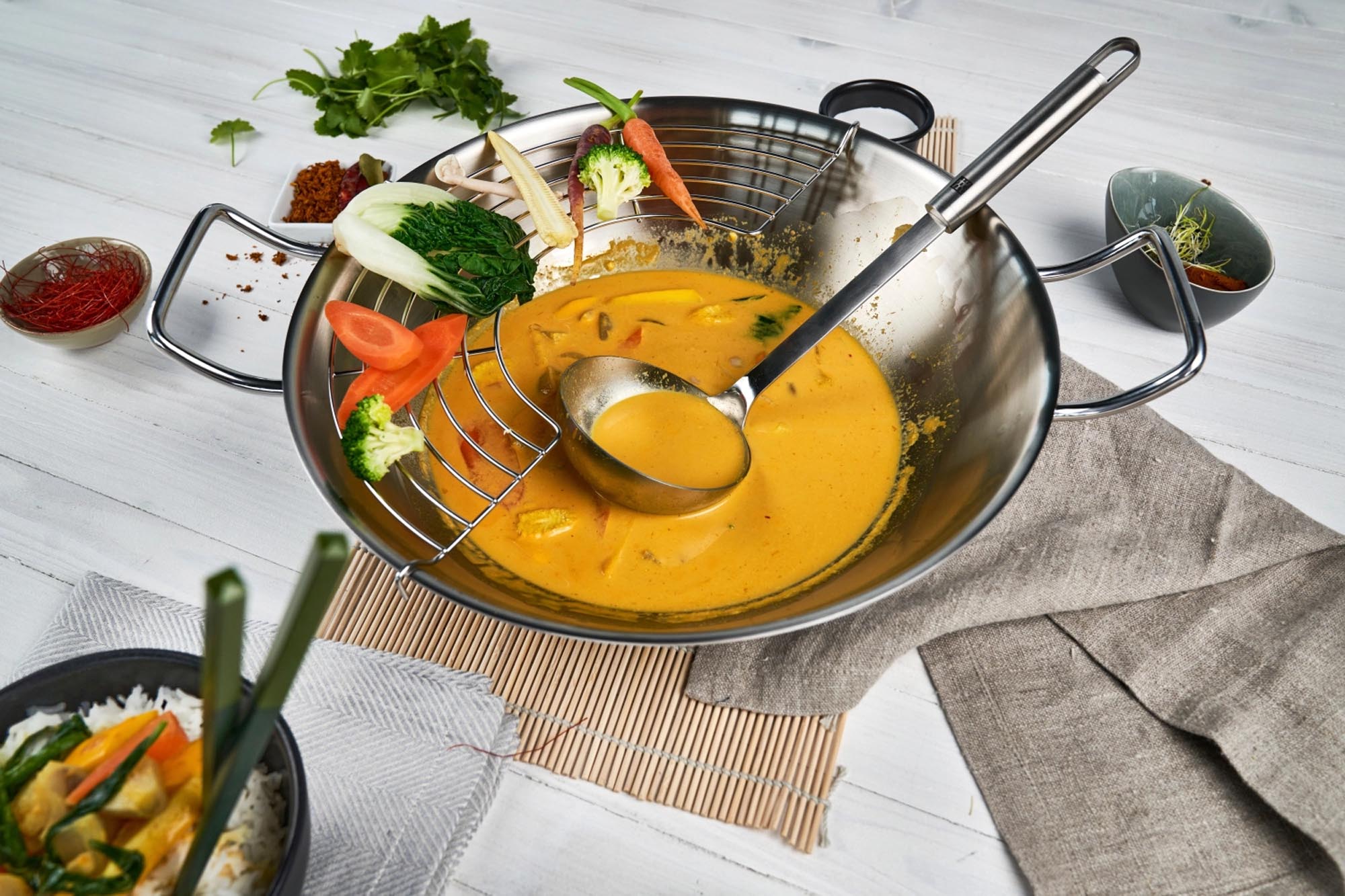 Entfalten Sie Ihre Kochkünste mit dem Zwilling Plus Wok Ø32 cm. Robuster Edelstahl, perfekte Wärmeverteilung und einfache Reinigung für köstliche, gesunde Gerichte.