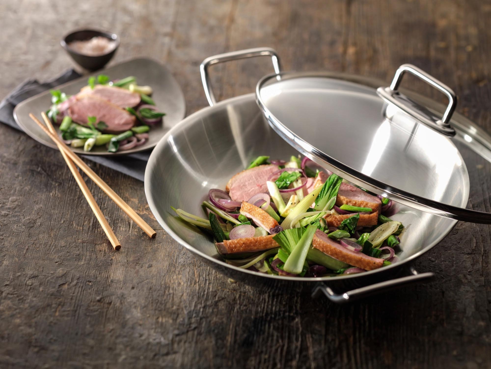 Zwilling Plus Wok Ø32 cm: Hochwertiger 18/10 Edelstahl, optimale Wärmeverteilung, Antihaftbeschichtung, spülmaschinengeeignet.