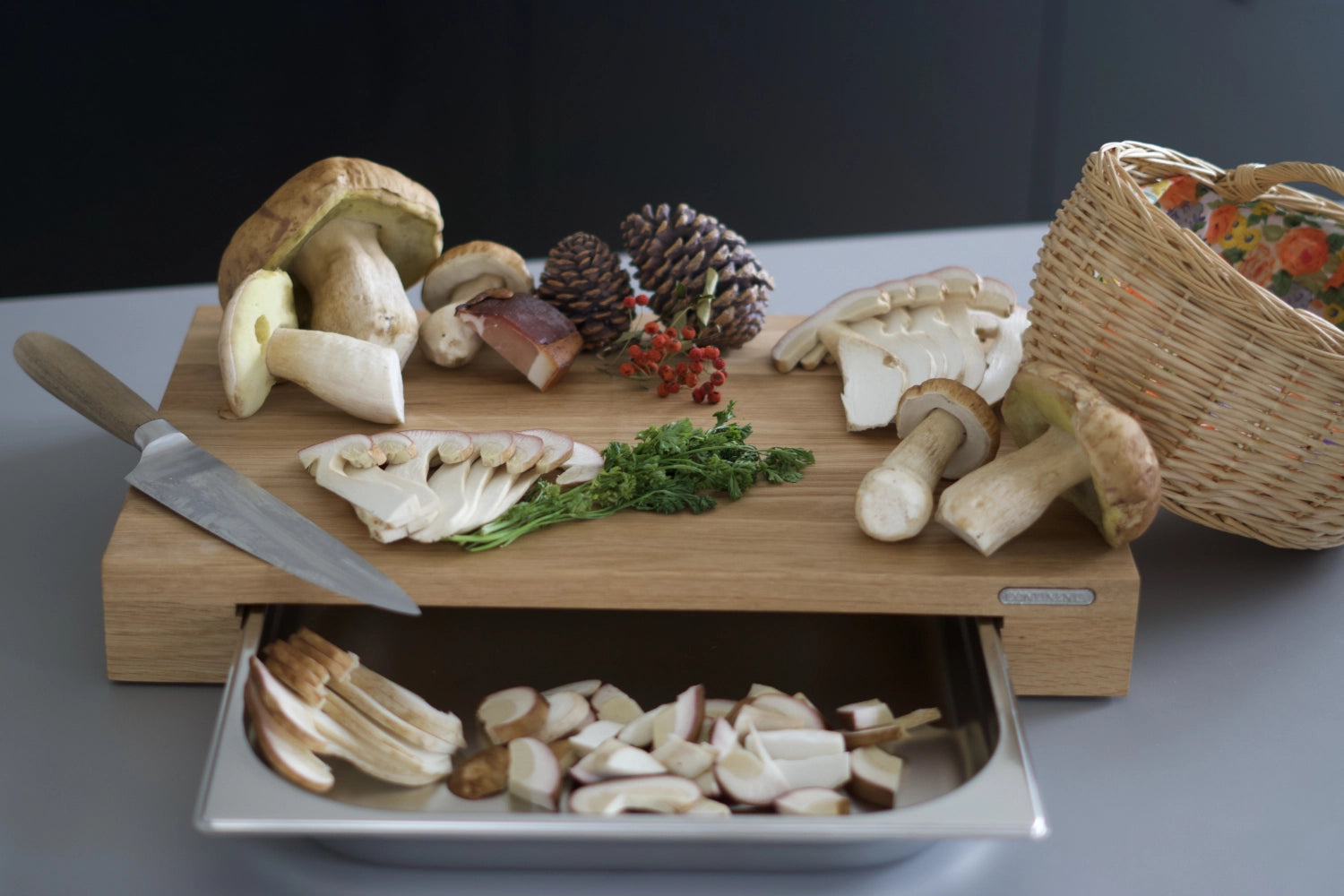 Eiche Schneidebrett m. Edelstahl Schublade, 48x32.5x6 cm