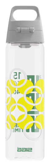 Entdecken Sie die SIGG Bottle Total Clear One MyPlanet: eine nachhaltige, praktische Trinkflasche aus recyceltem Tritan™ Renew mit 0,75 l Fassungsvermögen.