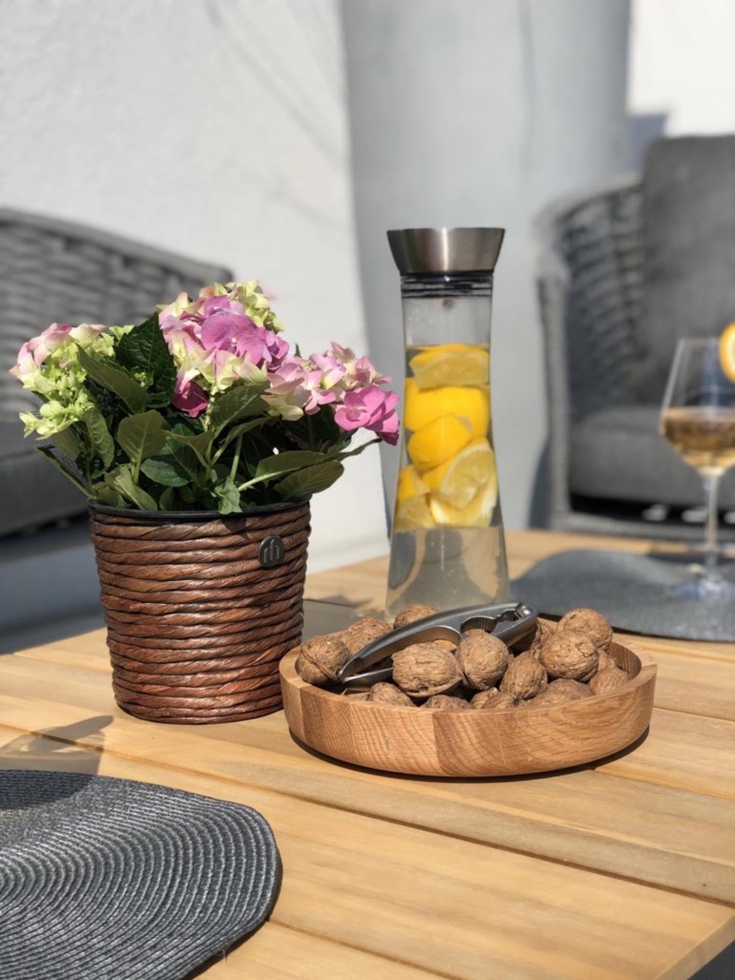 Stilvolle Eiche Schale von Continenta, 25x4.8 cm, aus langlebigem Eichenholz. Perfekt für Snacks, Obst oder als dekoratives Element in jedem Raum.