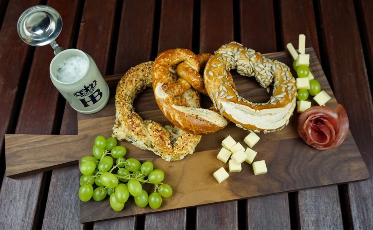 Erleben Sie das hochwertige Walnuss Schneidebrett von Continenta (50 x 22 x 2 cm) – robust, antibakteriell und ein stilvolles Küchenaccessoire.