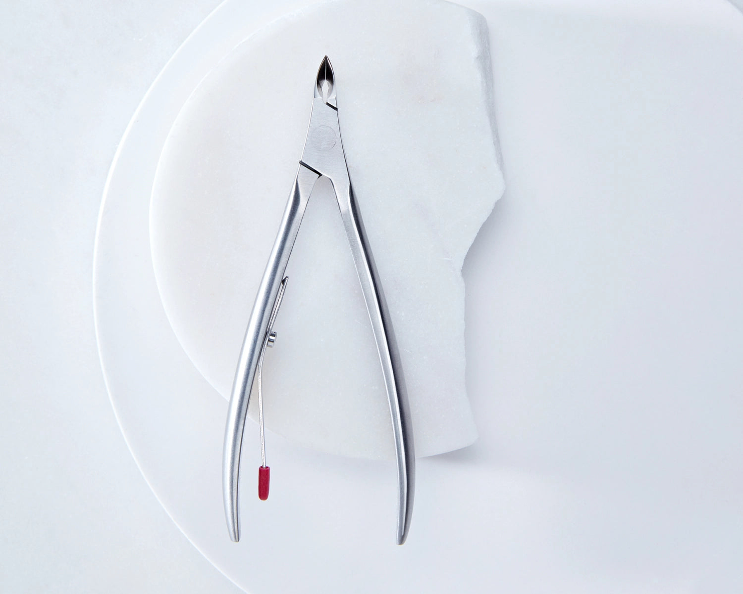 Die Hautzange von Zwilling Beauty (100 mm) bietet präzise Kontrolle für die Entfernung von Hautpartikeln. Ergonomisches Design und mattierte Oberfläche für optimale Sicht.