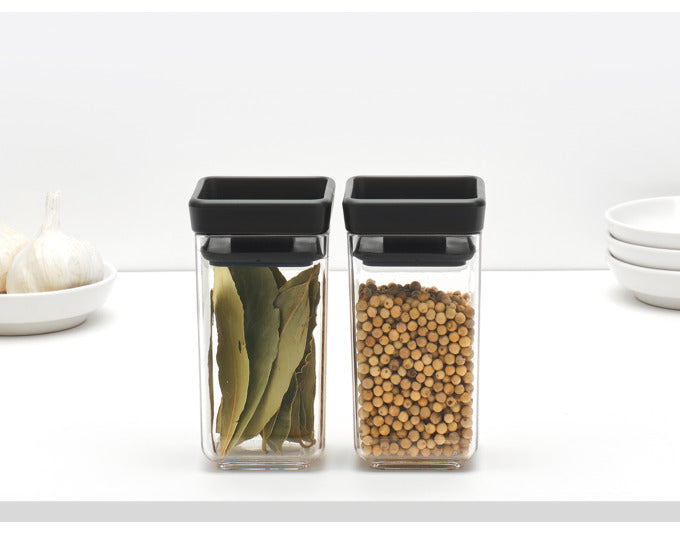 Entdecke das BRABANTIA Tasty+ Vorratsdosen Set in elegantem Dunkelgrau. Ideal für die platzsparende Aufbewahrung von Lebensmitteln!