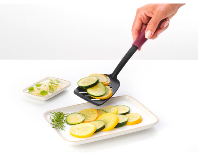 Entdecken Sie den BRABANTIA Tasty+ Pfannenwender in aubergine red – ideal zum Wenden und Servieren Ihrer Lieblingsgerichte. Hitzebeständig und schonend zu Ihrem Kochgeschirr!