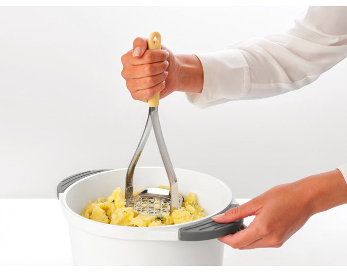 Entdecken Sie den BRABANTIA Kartoffelstampfer/Löffel Tasty+ in vanilla yellow – ein stilvolles, multifunktionales Küchenutensil für müheloses Pürieren und Servieren.