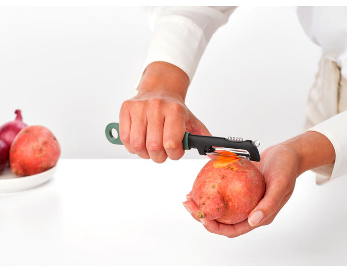 Entdecken Sie den BRABANTIA Tasty+ Sparschäler/Zestenschneider in elegantem Fir Green – Ihr vielseitiger Küchenhelfer für müheloses Schälen und Raspeln!
