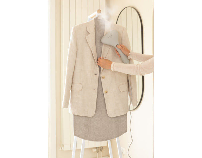 Entdecken Sie das BRABANTIA Linn Dampfbrett in elegantem Grau – die ideale Lösung für faltenfreie Kleidung mit Stil und Effizienz.