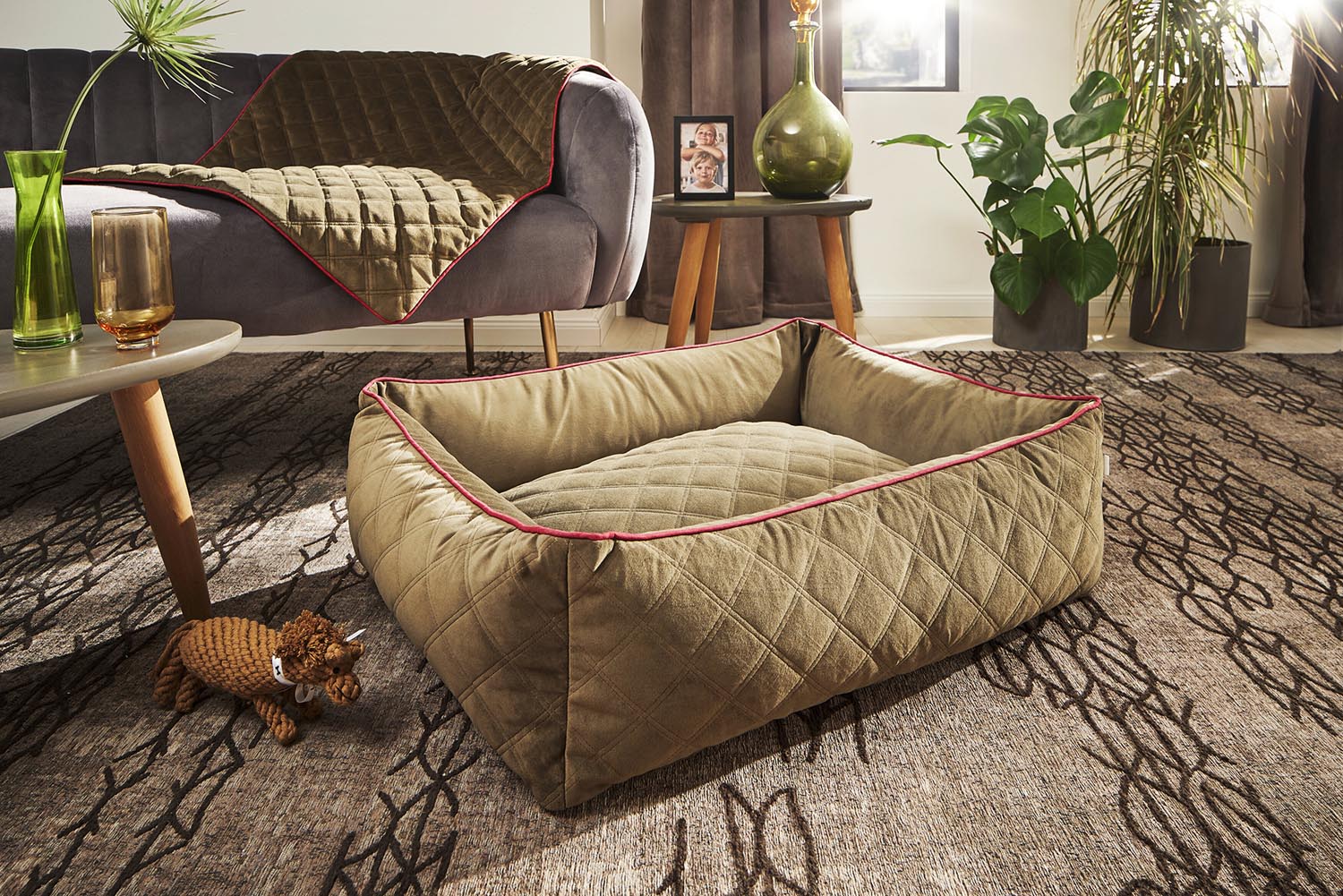Das LABONI Hundebett Classic Oxford Olive S bietet kleinen Hunden einen komfortablen, langlebigen Rückzugsort. Pflegeleicht und elegant!