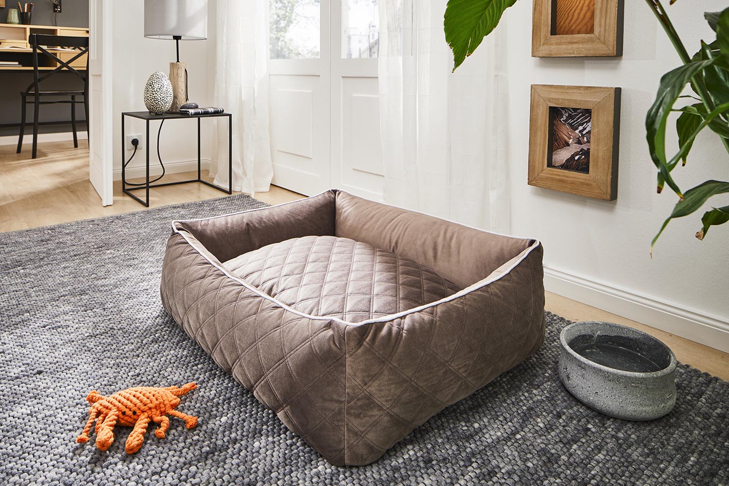 Das LABONI Hundebett Classic Oxford Olive M bietet stilvolle Eleganz und hervorragende Unterstützung für Ihren Hund. Perfekt für entspannte Momente.