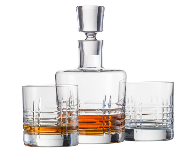 ZWIESEL GLAS Whiskyset Destille No. 1 3-teilig Karaffe mit 2 Gläsern in  präsentiert im Onlineshop von KAQTU Design AG. Glas ist von ZWIESEL GLAS
