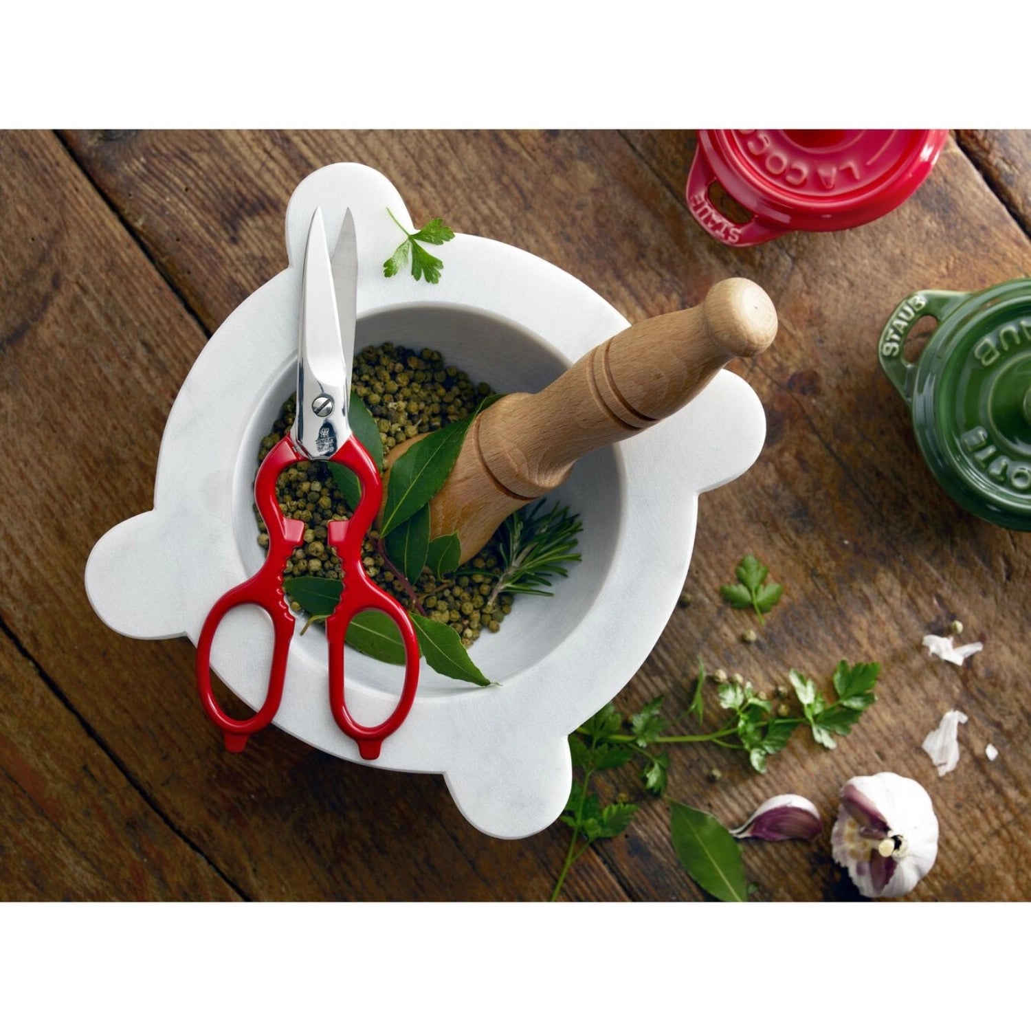 Die rote Küchenhilfe Vielzweckschere von Zwilling (200mm) ist Ihr perfekter Partner zum mühelosen Schneiden und Zerteilen in der Küche.