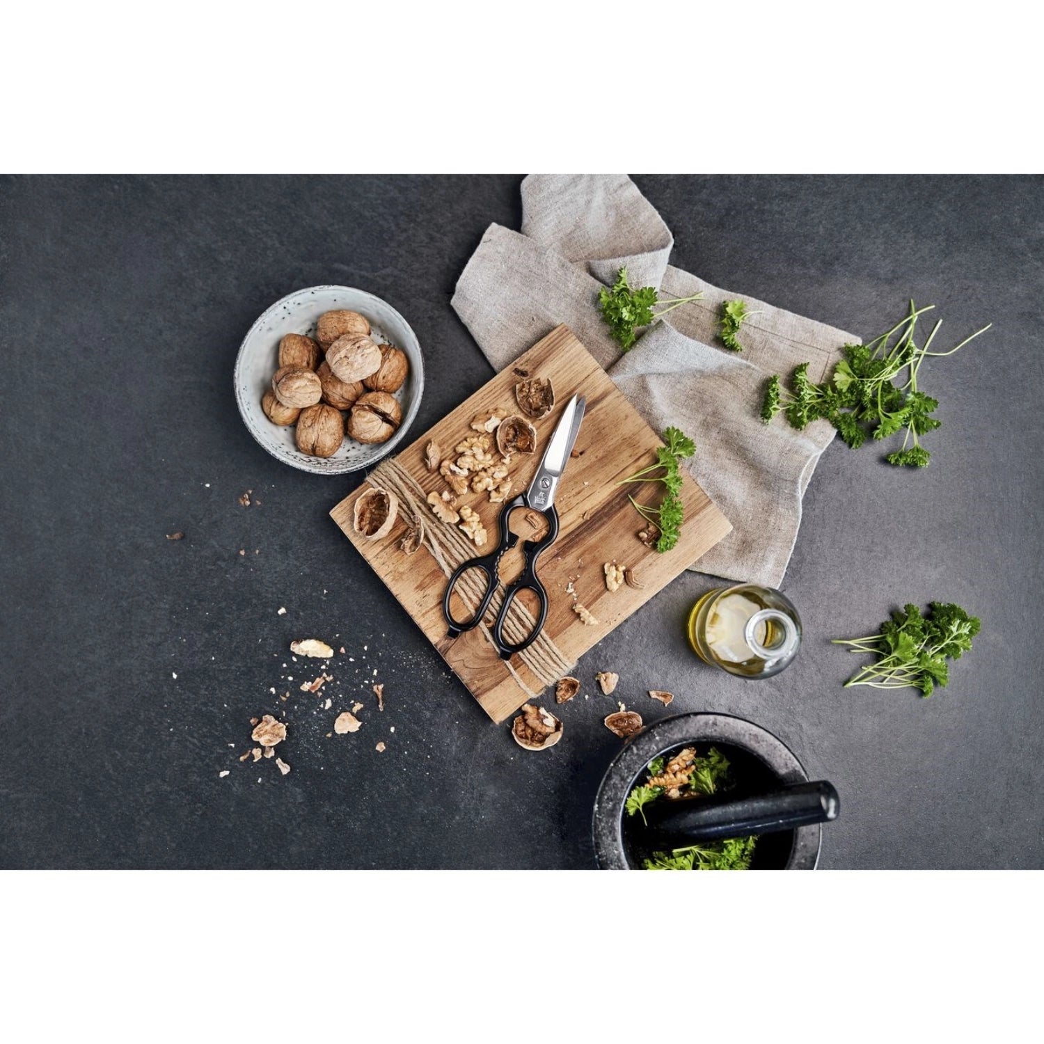 Die Vielzweckschere von Zwilling (200mm) vereint Funktionalität und Stil. Ideal zum Schneiden von Lebensmitteln, langlebig und pflegeleicht.